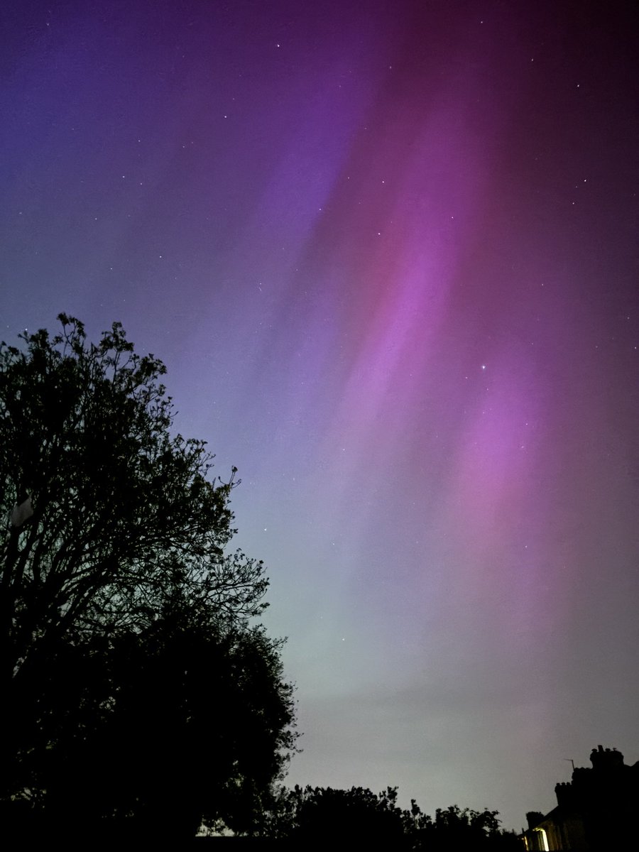 harrietpaulden's tweet photo. That’s one of the bucket list, straight from the back garden. #Auroraborealis https://t.co/wYfHh80M8J
