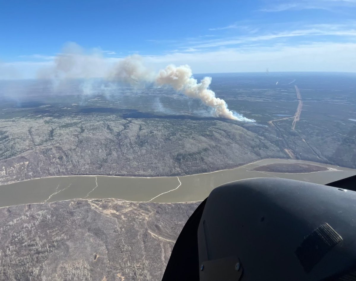 Wildfire MWF017 is still out of control and is growing to the east, driven by strong winds. It is now 200 hectares and is located 25 km SW of Fort McMurray. Firefighters and helicopters are working hard to contain it and firefighting efforts will continue overnight.