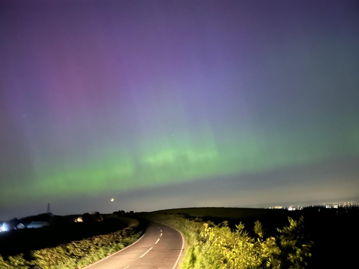 AURORA BOREALIS?
AT THIS TIME OF YEAR?
IN THIS PART OF THE WORLD? 🇬🇧
LOCALIZED ENTIRELY WITHIN MY KITCHEN?