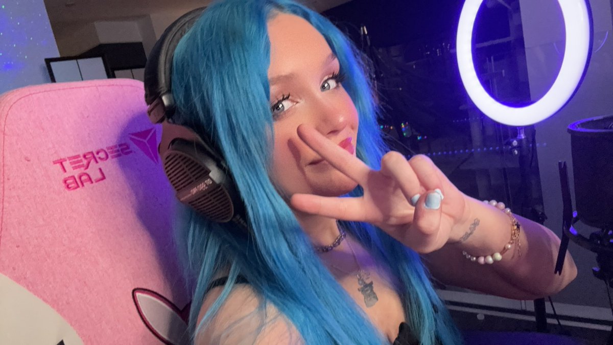 i’m live for the first time ever pls join twitch.tv/thepizzawaffle
