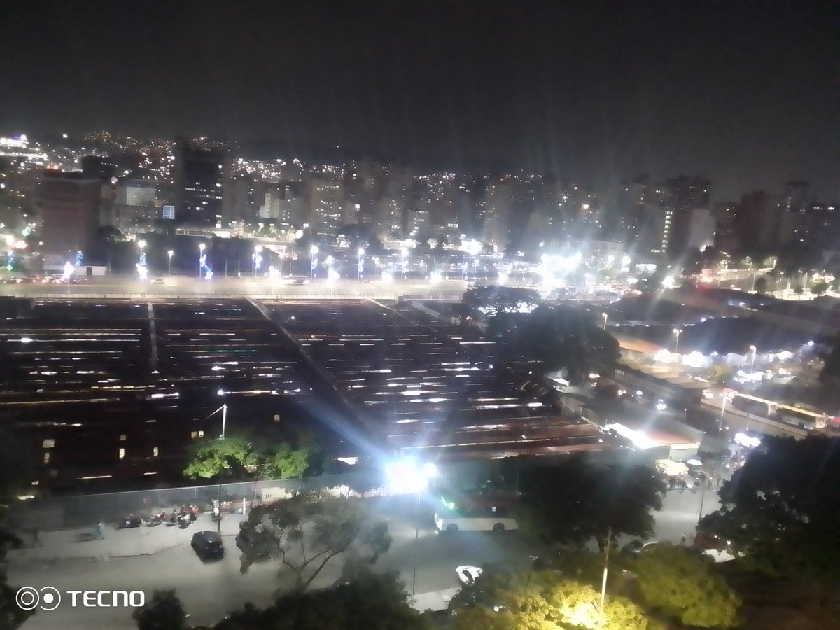 5) CARACAS de noche ya