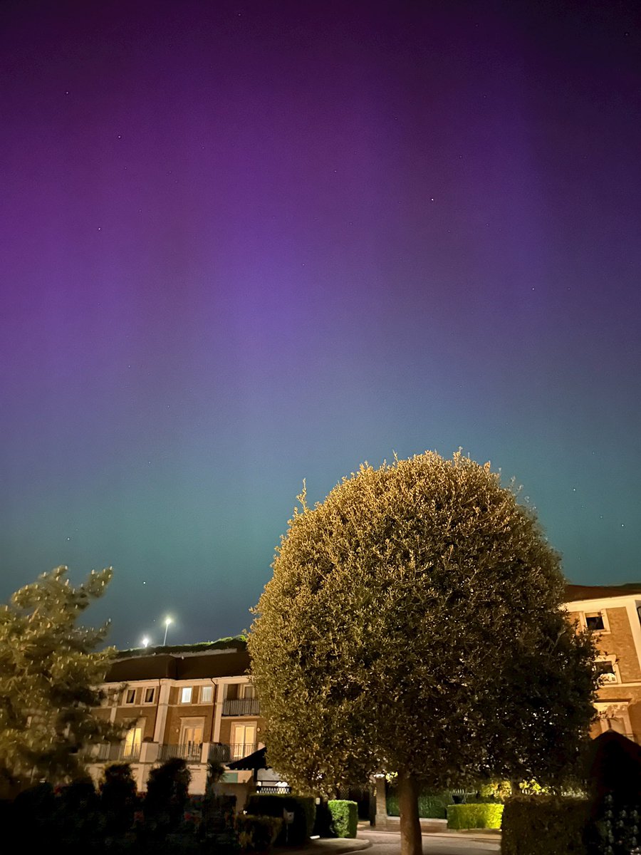 YordanDim's tweet photo. The Northern Lights in Brighton, UK 
#northernlights #auroraborealis #uk https://t.co/w3qaitr6S1