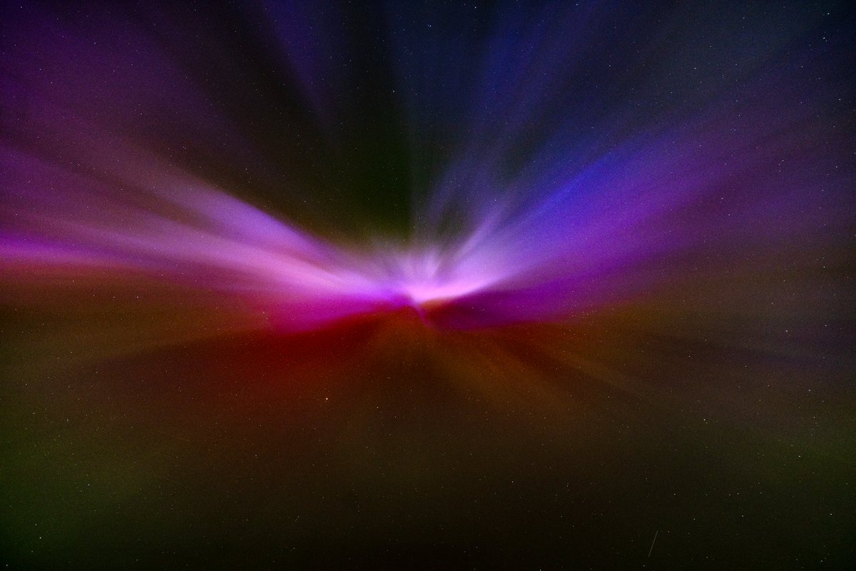Really powerful Aurora over Inis Oírr, Aran Islands tonight. It was a real treat to watch and so deligthed so many people got to see them! Loving all the photographs!!!