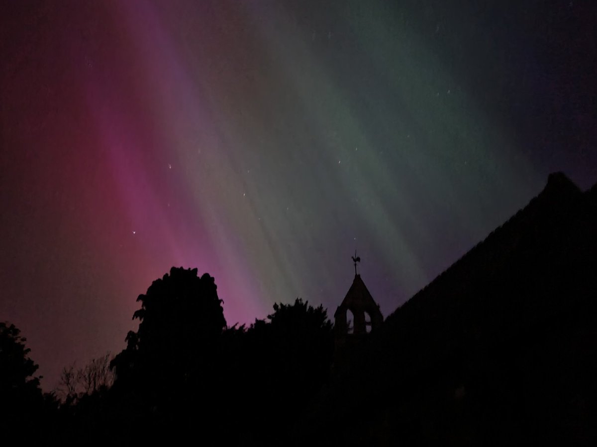 WestTorrington's tweet photo. It's not one of the standard duties of a Trustee of our charity to wander over to the churchyard at almost midnight - but it seemed like a worthwhile endeavour tonight to see the #NorthernLights in the dark skies of #WestTorrington #Lincolnshire 😀 https://t.co/HdZ9ypmsqo