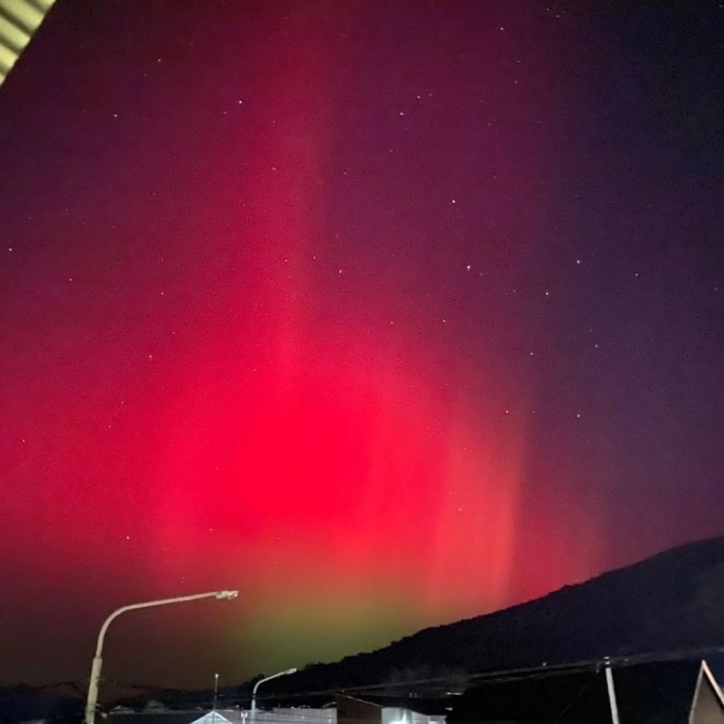 #ushuaia 👉#Aurora #Austral roja del lado del Monte Susana"

👉 Informan al #whatsapp JCAnoticias 02901 15-60-0875
<a href="/SMN_Argentina/">SMN Argentina</a>