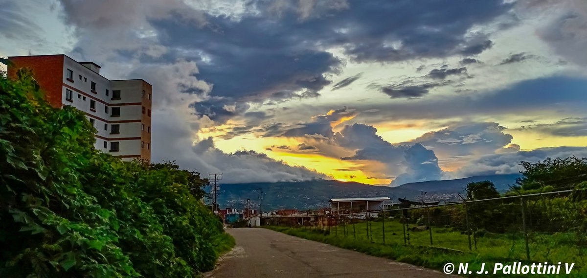 Se va la tarde del viernes. San Cristóbal - Venezuela. #instagood #love #sunsetphotography #nature #travelphotography #POSTAL #sancristobal #Tachira #Venezuela