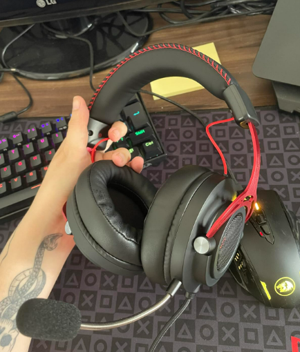 TEMOS O PRIMO DESSE TAMBEM! QUALIDADE FORA DA CURVA POR MENOS DE R$100 ✅ Headset Gamer fone de ouvido com microfone AOC 🔥 POR 89 REAIS 🔗 amzn.to/4aglhN7