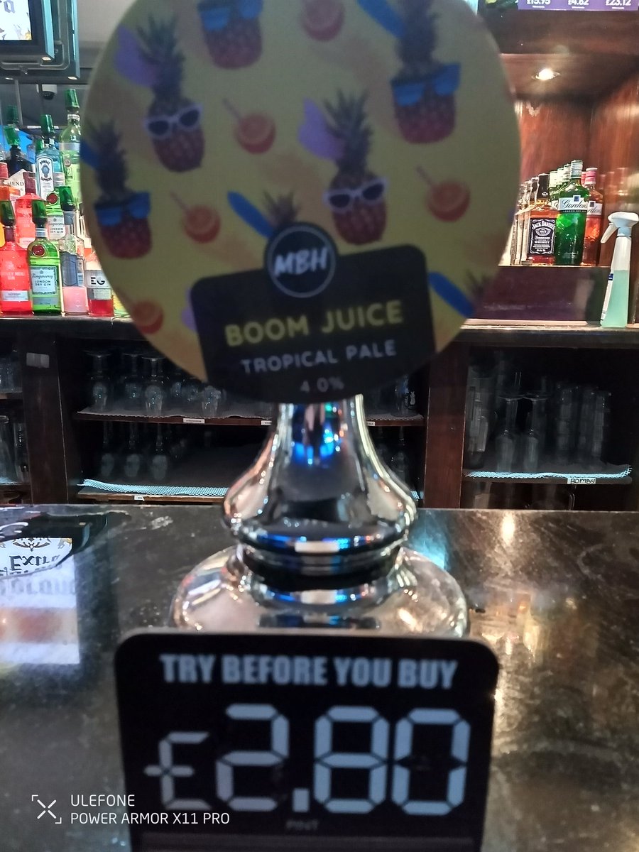 I don't advocate putting pineapples on pizza or in pale ale's... but MBH aka Mobberley Brewhouse's Boom Juice is absolutely fantastic on a warm night like tonight.

Very refreshing, think they've found a niche with Ale-co-pop's.