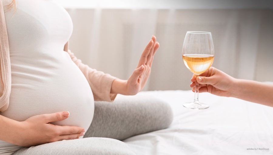 ¿Se puede beber 🍸 durante el embarazo 🤰? #MásSalud de la @FacMedicinaUNAM te previene sobre el síndrome del feto alcohólico > bit.ly/3wvrFSU