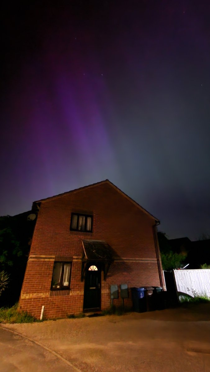 I'm supposed to be calming down after the football tonight. However views like this over my house are amazing! #Aurora #AuroraBorealis #NorthernLights #Bicester #Oxfordshire