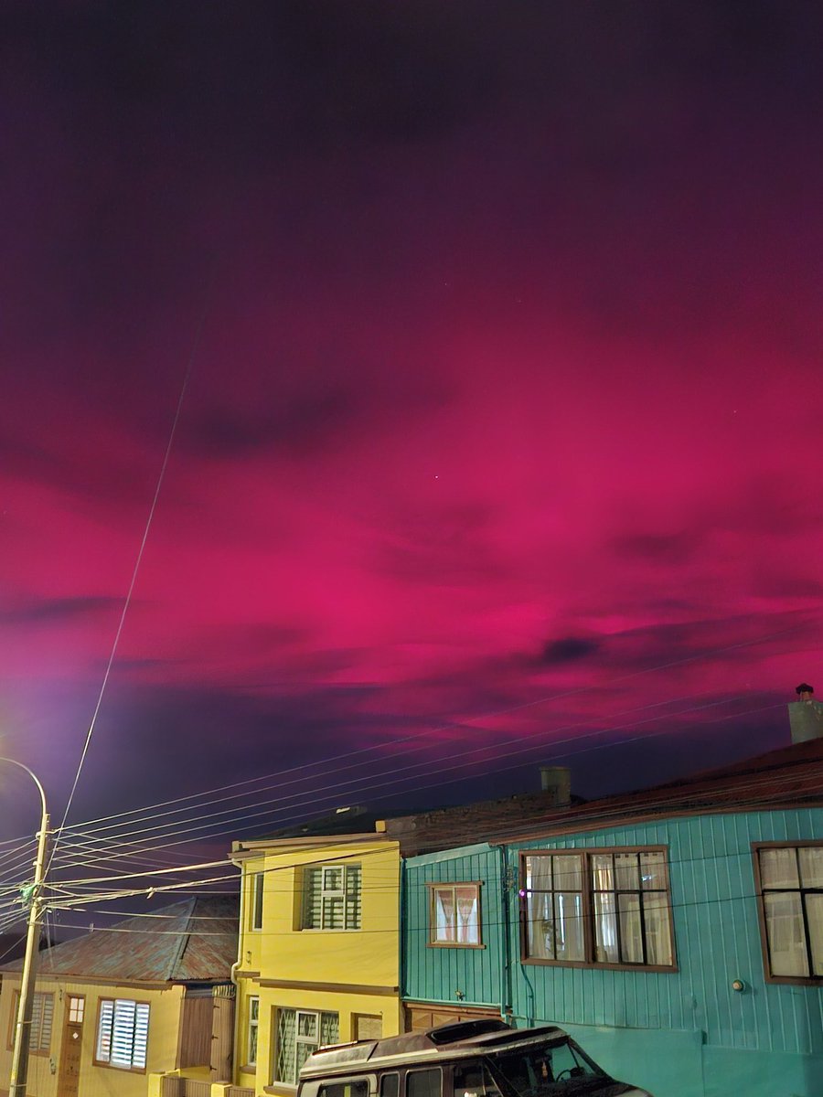 ¡¡El cielo del sur de Chile y Argentina se ha pintado de morado!! Las auroras son visibles ahora en regiones del sur y norte a niveles históricos. Gran parte de Europa ahora también tiene los cielos adornados de auroras.