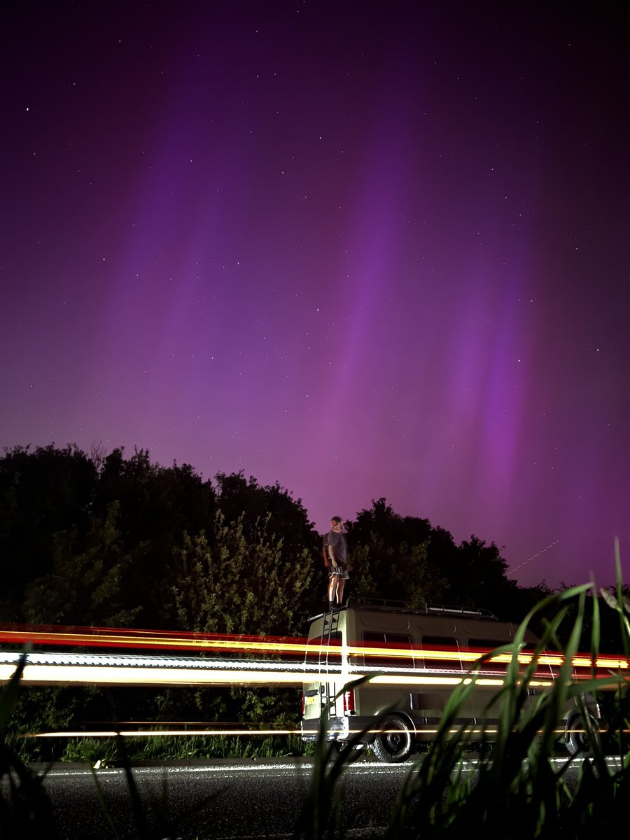 Had to pull over on the Mway just now and take it in. What a vibe! #aurora #NorthernLights #UK