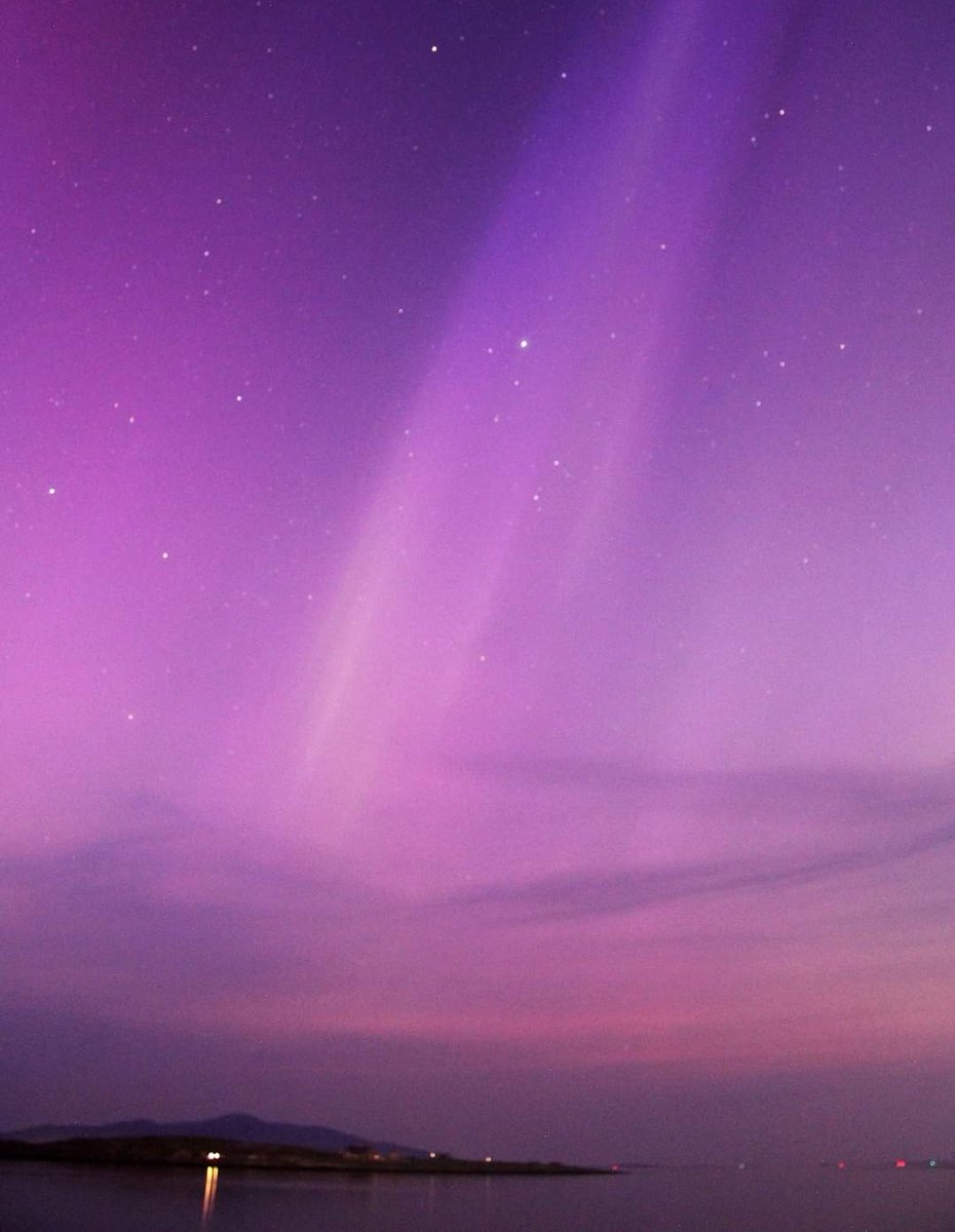 📍 Outer Hebrides, 00.15am
Still a bit too light but the colours are showing 😍 #NorthernLights