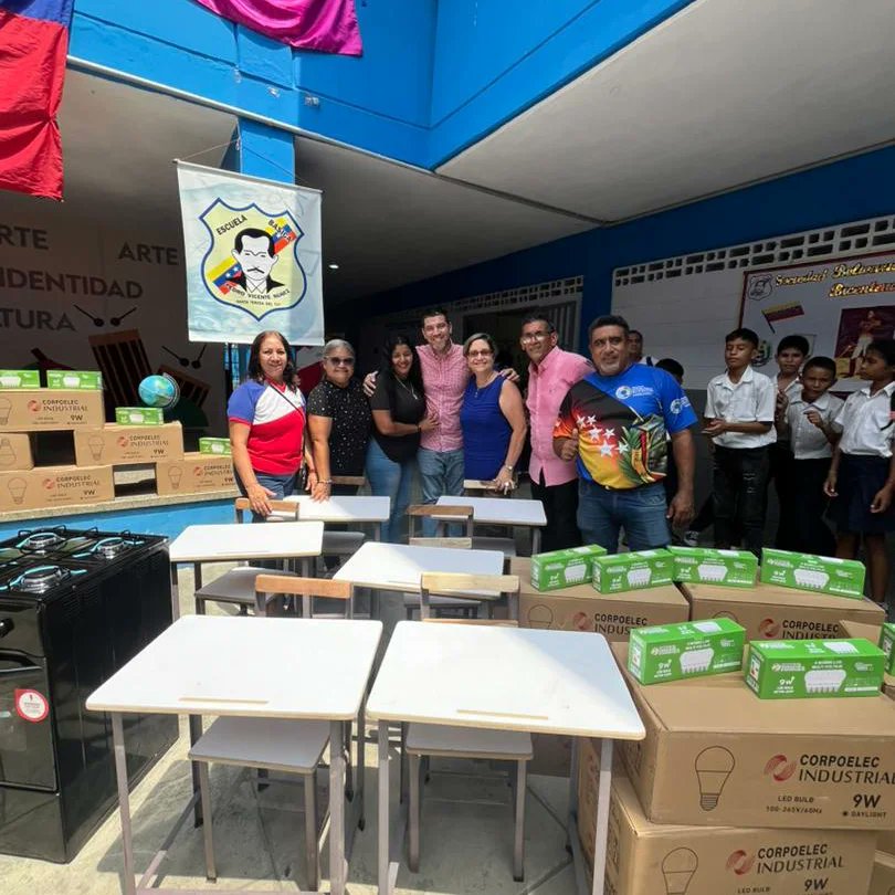 RosaB97462's tweet photo. En nombre del presidente @NicolasMaduro entregamos con el alcalde Victor J. González y Elio J. Serrano en planteles de Paz Castillo e Independencia, cocinas congeladores, escritorios, mesas-sillas, bombillos y uniformes, para dar respuesta a solicitudes del 1x10 del Buen Gobierno https://t.co/HSoFZKETYy
