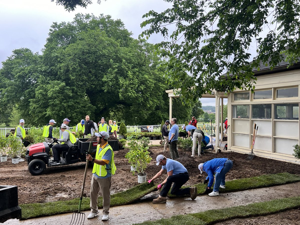 jeremyboone's tweet image. A great #NationalGolfDay and service project at Langston. Was able to spend time today at my first course with my first GM. Thank you Jimmy Garvin for all the lessons you taught a kid 30 years ago. Wow!