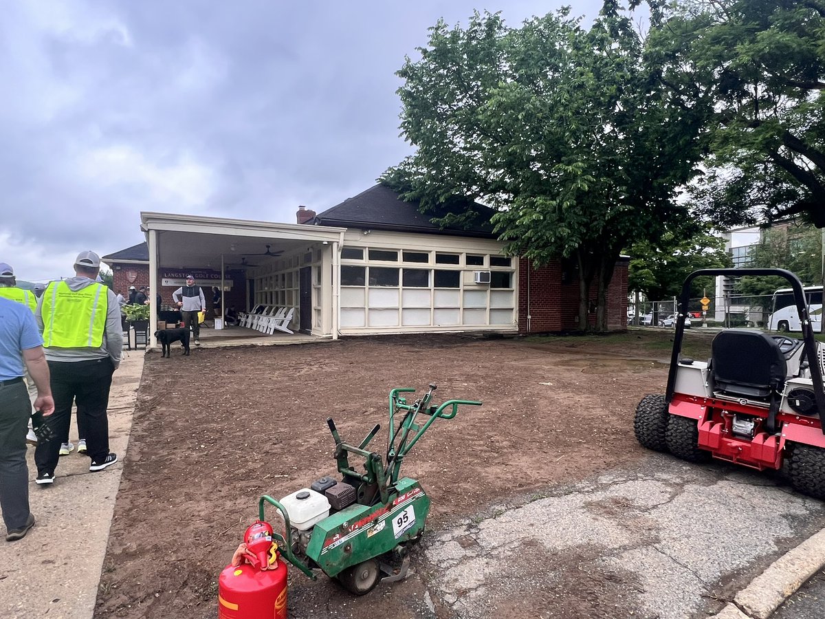 jeremyboone's tweet image. A great #NationalGolfDay and service project at Langston. Was able to spend time today at my first course with my first GM. Thank you Jimmy Garvin for all the lessons you taught a kid 30 years ago. Wow!