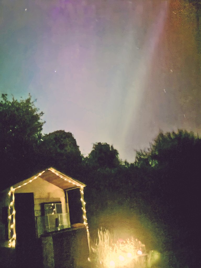 Garden & sky here in Tipperary lit up right now, showtime #aurora 🙌 #Auroraborealis