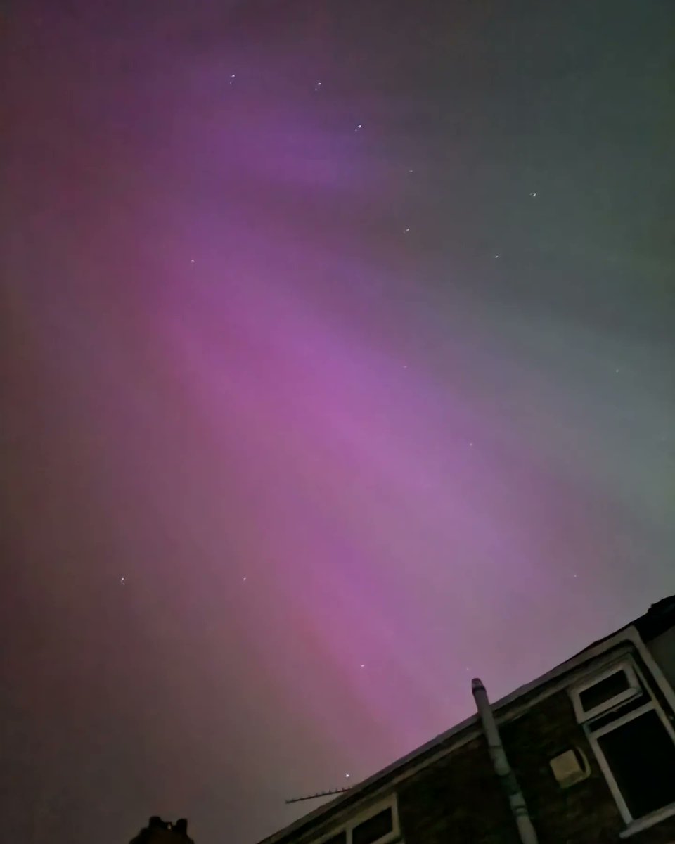 AbbiBlake16's tweet photo. #NorthernLights in Grimsby UK tonight! So pretty 😍 https://t.co/Aafi80oBt0