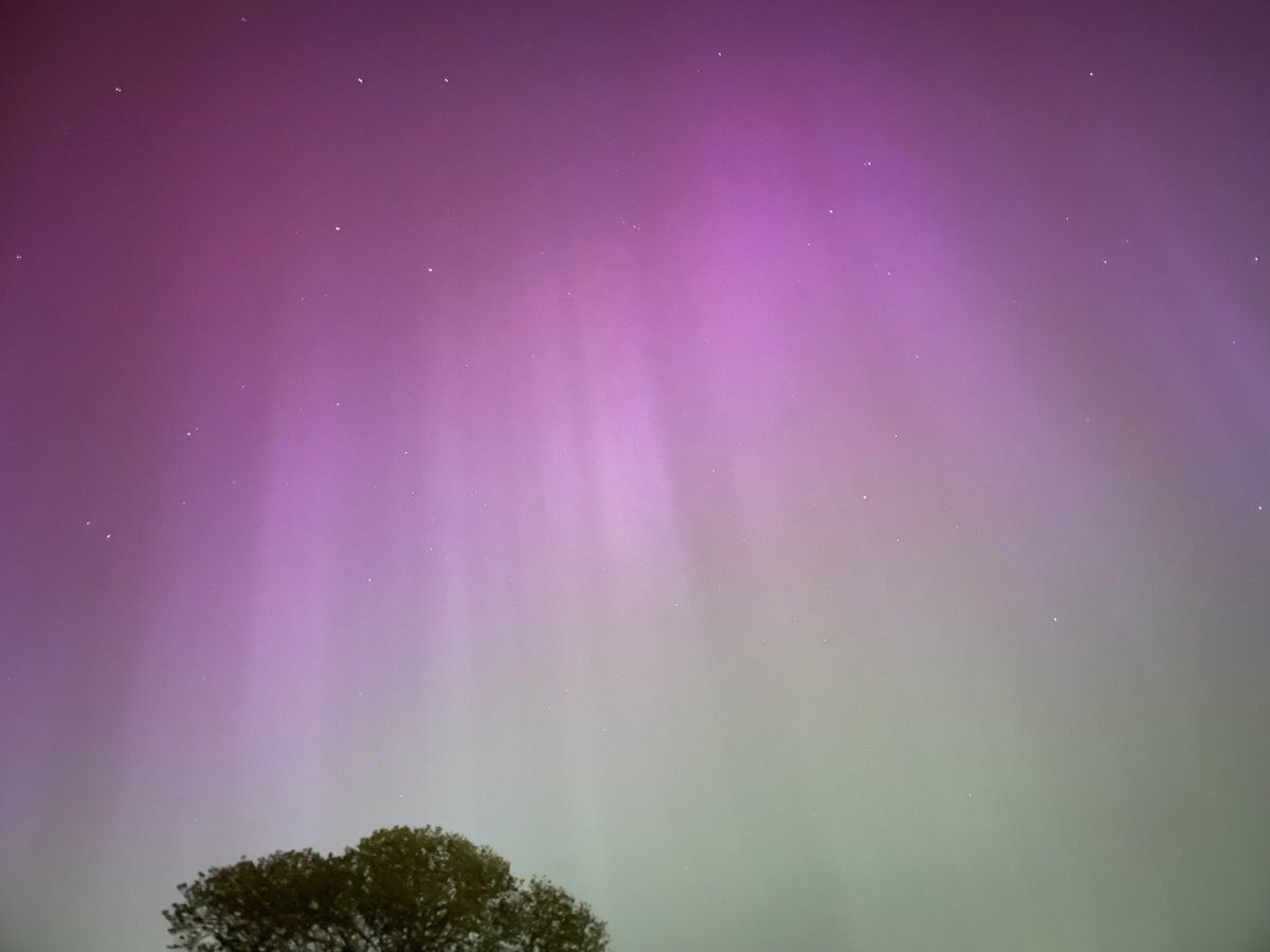 After all these years, the Northern Lights finally came all the way down to see me ✨

#spaceweather #esa #aurorawatch #aurora