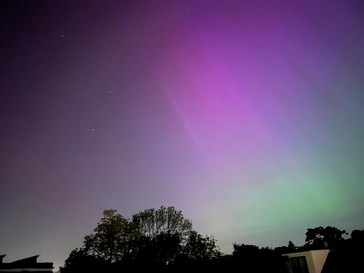 janemcs's tweet photo. Incredible #NorthernLights over Wimbledon tonight. Never thought I'd see them in my back garden. https://t.co/rPvV7cfiQA