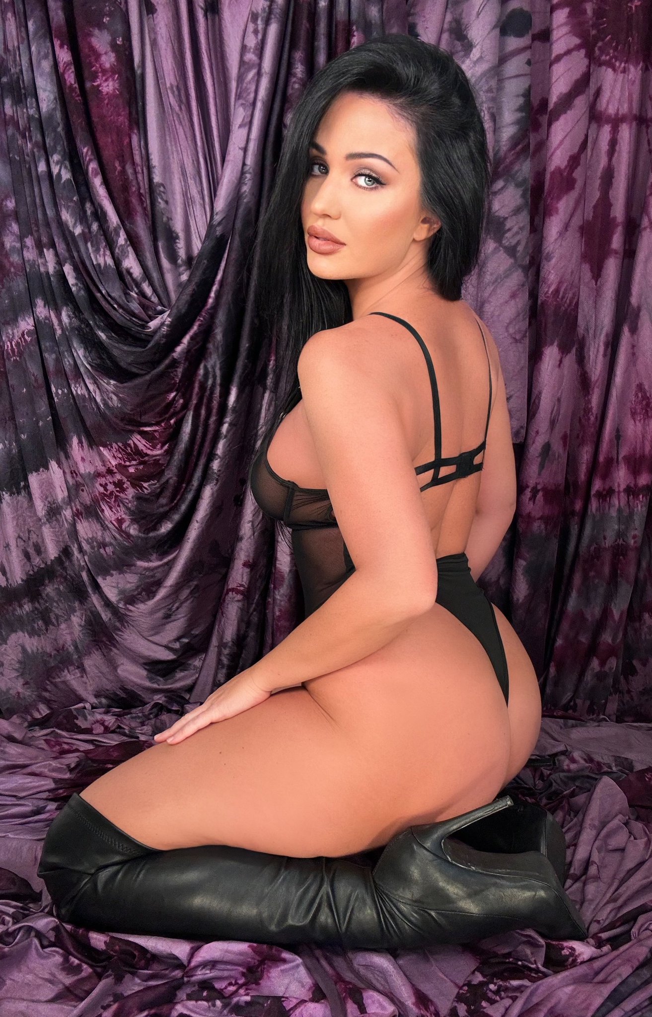 Brand new pics and video at https://t.co/zE4boUEVGw! 😘 https://t.co/tgC7zSAfaZ