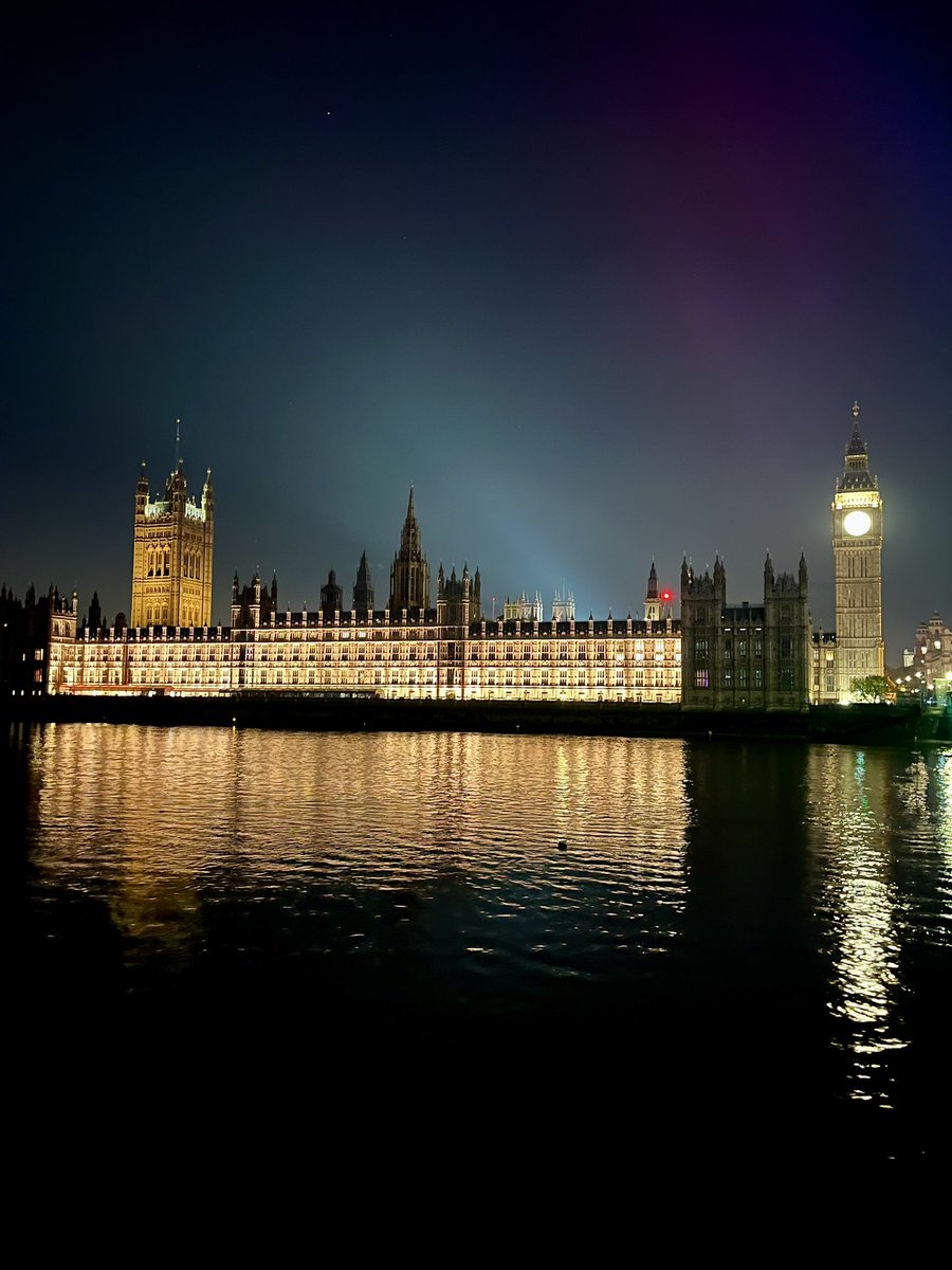 #Auroraborealis over Parliament in London! Didn’t realize until well after I took the photo @capitalweather