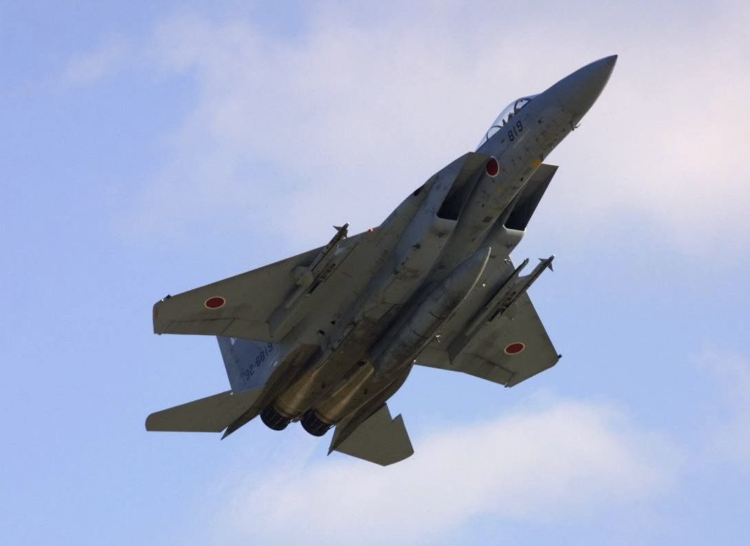 🔴 Çin savaş uçakları Doğu Çin Denizi'nde Japon hava sahasına giriş yaptı. ▪️Japon F-15 savaş uçakları önleme için Naha hava üssünden havalandı.