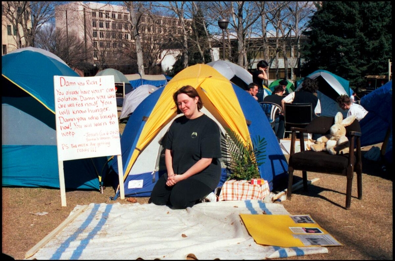 In 1999 and 2003, students at the University of Calgary set up a tent city to protest tuition increases and a lack of affordable student housing. Police did not intervene. #yyc #ableg @UCalgary
