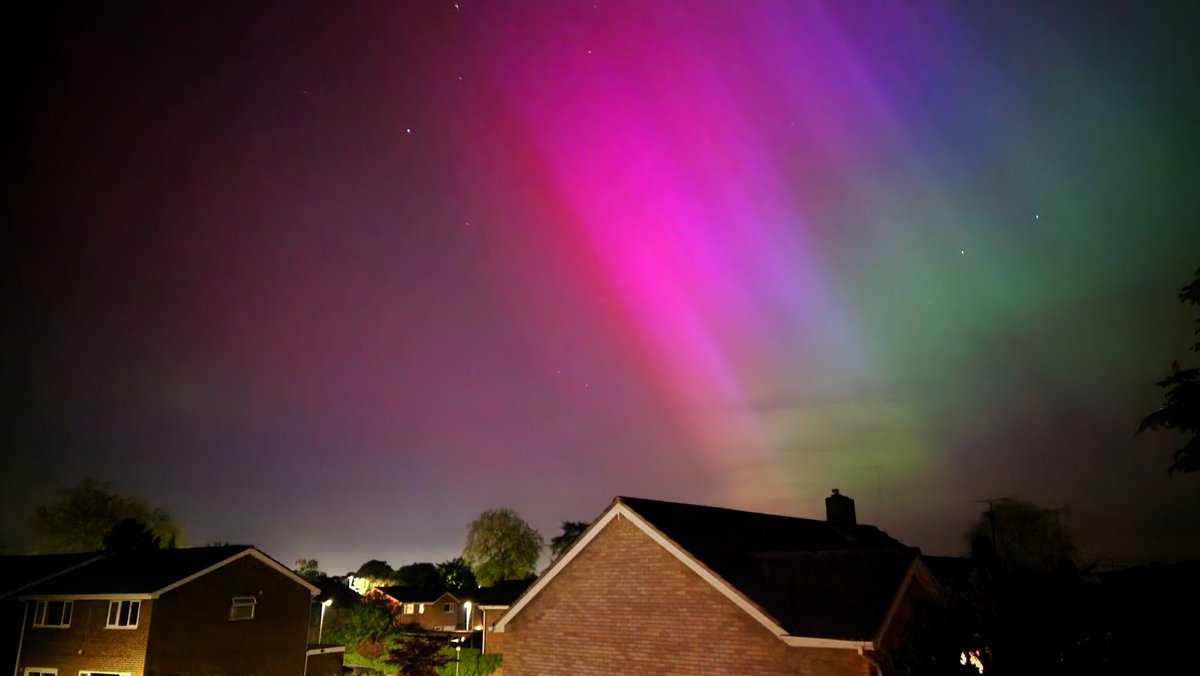 As a Travel Agent, I know how many people have the #NorthernLights as their ultimate #bucketlist dream. I wasn't expecting to see this from the back window in my sleepy #Berkshire village tonight, but I feel so lucky 💜
#berkshirenorthernlights #berkshiresky #auroraborealis