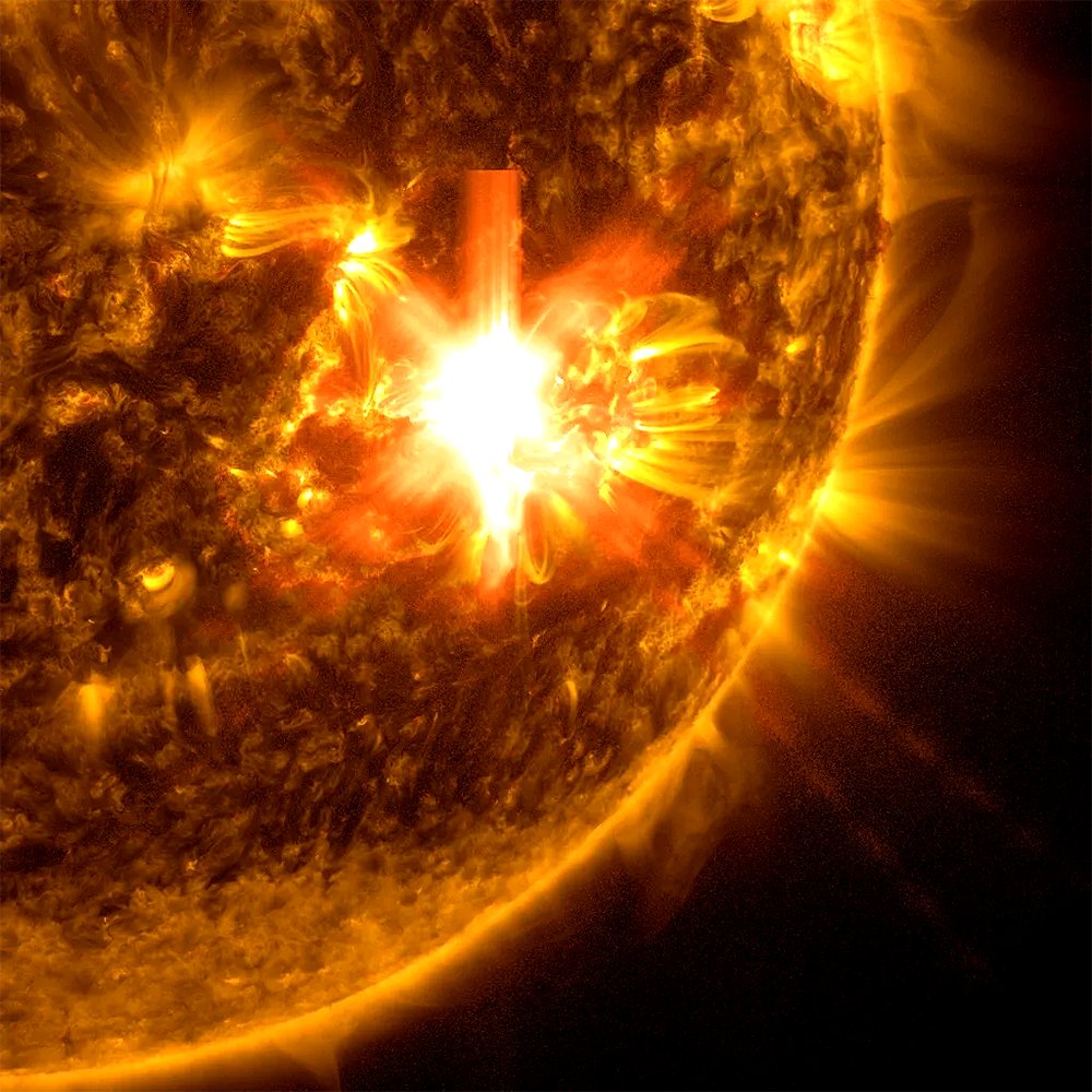 🚨NOTÍCIA: Uma forte tempestade geomagnética (G4) - a mais forte desde 2005, atinge a Terra esta noite. O satélite, Solar Dynamics Observatory da NASA capturou esta imagem da explosão solar, como visto no flash brilhante no meio da imagem, em 10 de Maio de 2024. É esperado que…