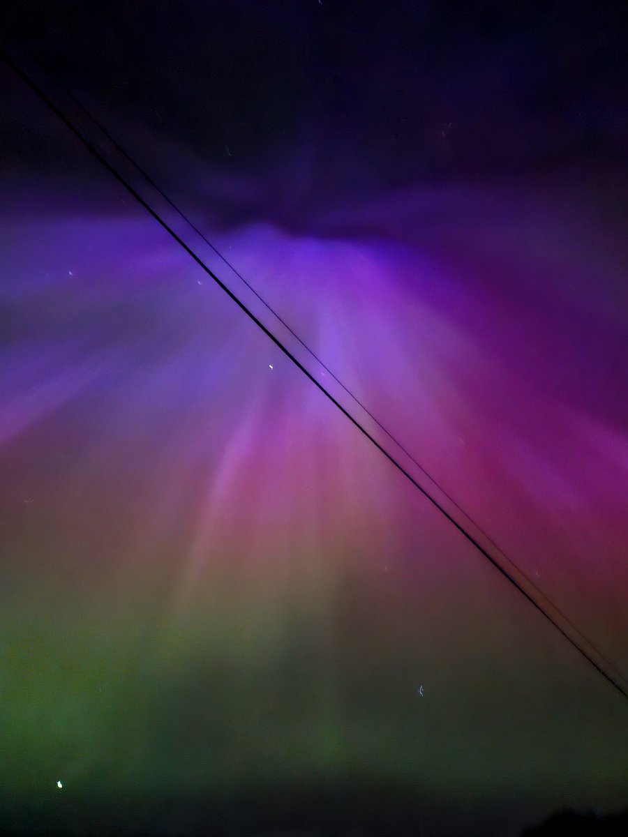 Northern Lights in my local town in South Lanarkshire! Unbelievable 💓 #NorthernLights #Auroraborealis #southlanarkshire #scotland