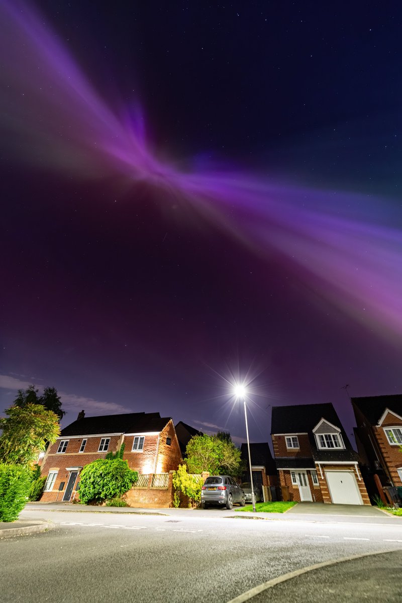 Stunning aurora display in Hilton, #Derbyshire tonight. I've never seen it like this before.

#StormHour #PhotoHour #AstroPhotography #AstroHour #AuroraBorealis #Aurora
@VirtualAstro