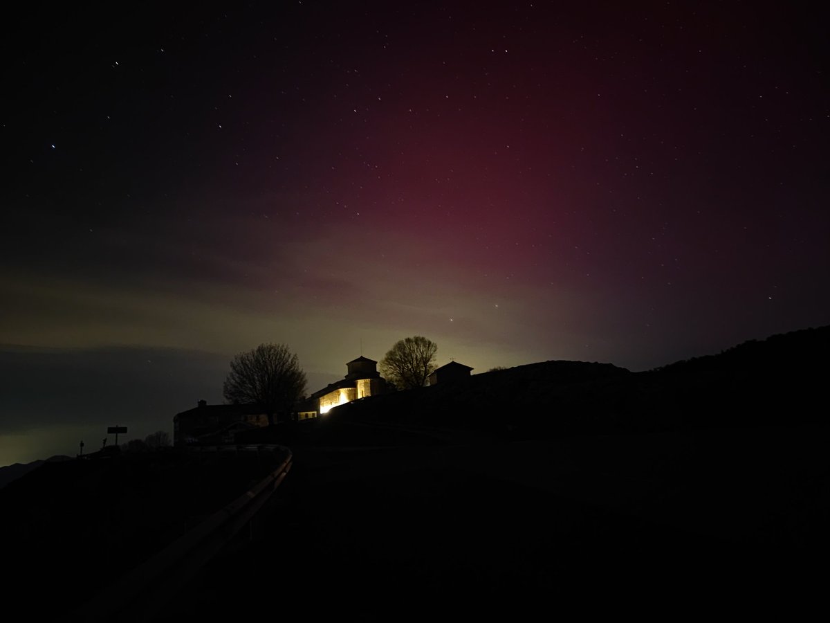 Un sueño 💚 La #AuroraBoreal sobre el Santuario de San Miguel de Aralar #Navarra