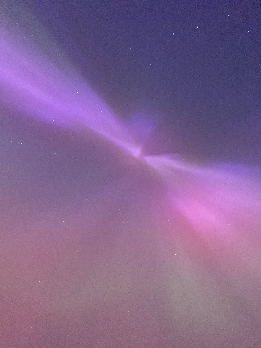 The fairies are sprinkling some happiness in the evening sky. 
#NorthernLights #northyorkshire #auroreboreale #aurora