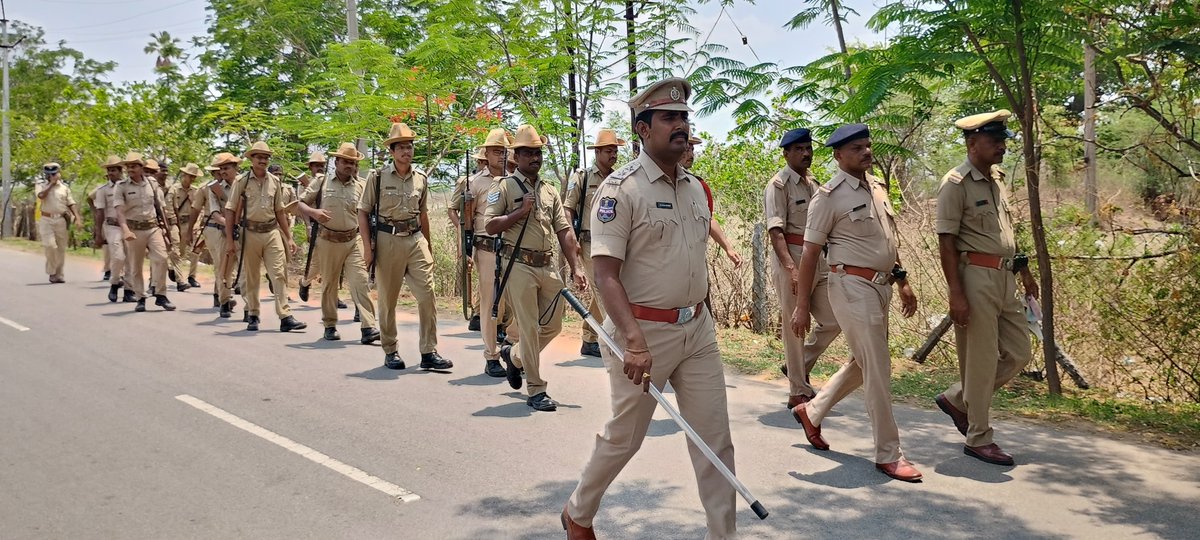 In view of #LokSabhaElections2024  #RachakondaPolice took to the streets and on 10.05.2024 conducted #flagmarch with CAPF at Anajpur @AbdullapurmetPS @RachakondaCop

This is to install a sense of #security among public and to prevent untoward incidents proactively.
 #Election2024