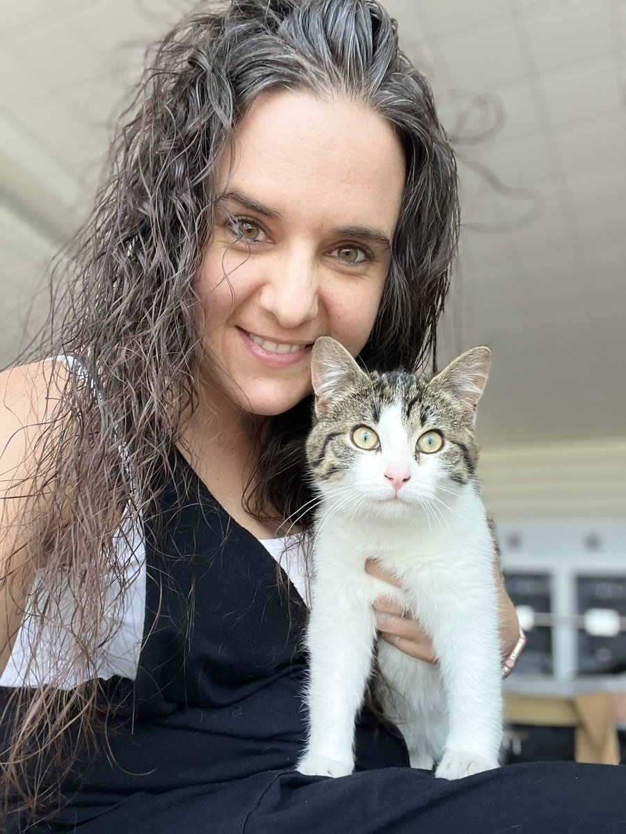 After an amazing 3 days in Gimli, MB for @rtw_mb, I’m homeward bound. Wheels up with my new fur bestie, Cricket, who needed a human to carry his boarding pass on his flight to meet his new forever family. He’s as cute as he is stabby. 🐾♥️ #CodeBreaker 🧳✈️🇨🇦 #rescuecat 🦗