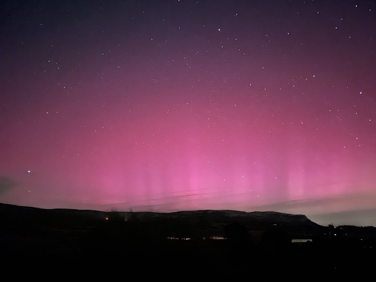 ¡#AuroraBoreal visible desde #España! Esta madrugada (11/05/2024), vistas hacia el norte de #Almansa (#Albacete). Al fondo, la Sierra de Mugrón. Fenómeno muy difícil de ver en nuestras latitudes, casi inaudito. Buscar lugares sin contaminación lumínica. Imágenes: @elojodedrone.