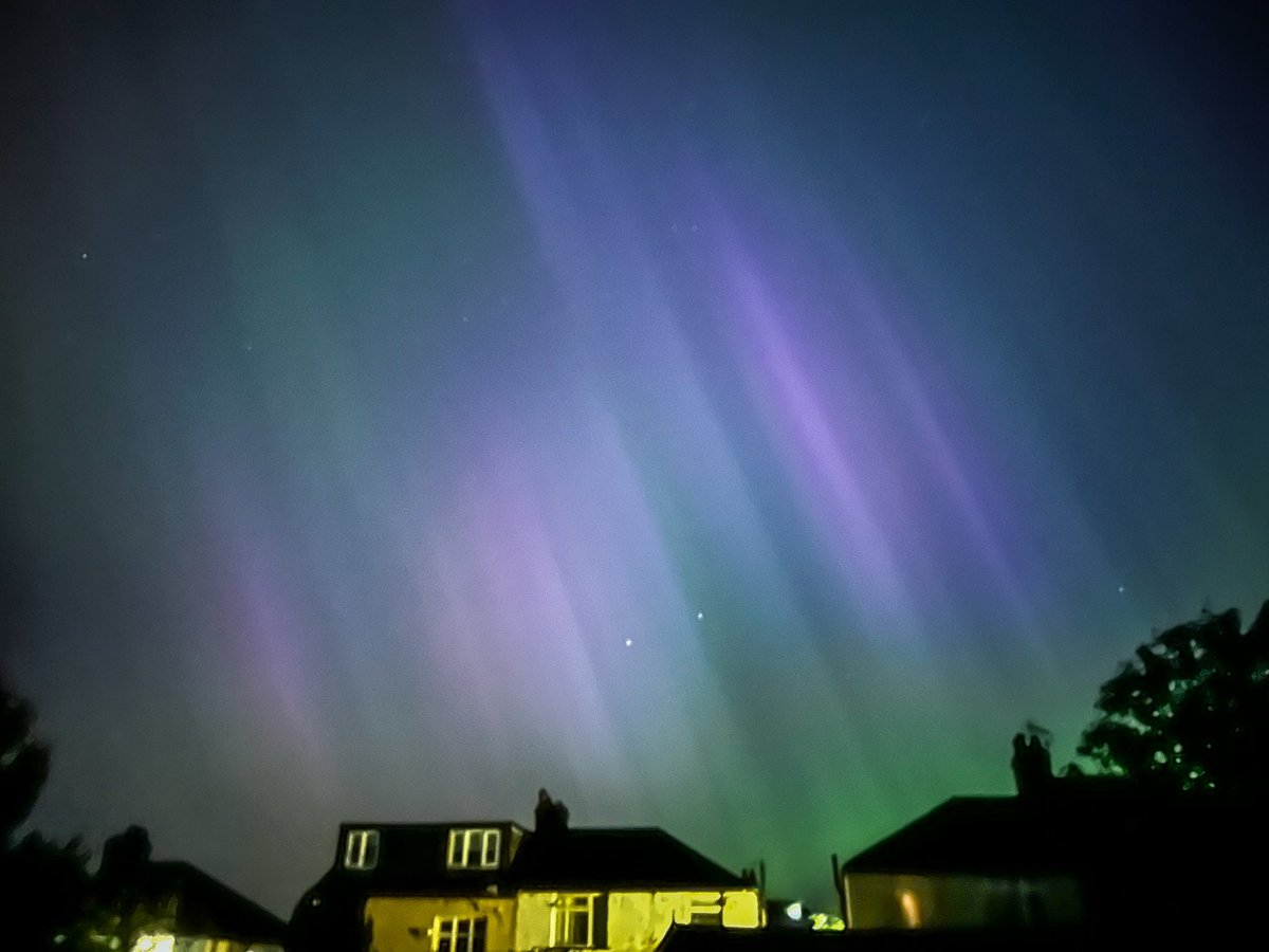 Louisenurse's tweet photo. #NorthernLights #Auroraborealis #SHEFFIELD #crosspool feeling amazed and honoured to have witnessed this above my home tonight @SheffieldStar @BBCLookNorth https://t.co/19TV5OjKHX