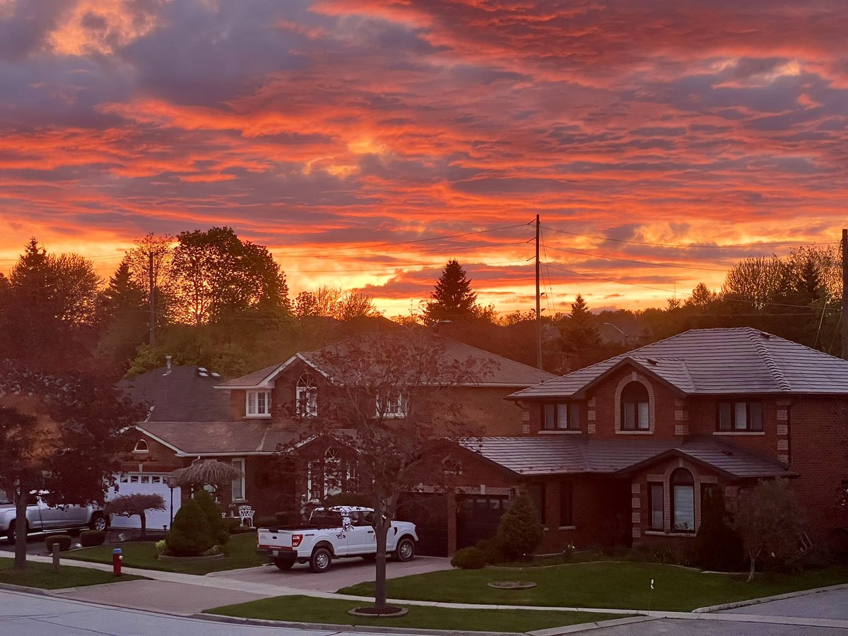 FredLouzada's tweet photo. What a beautiful evening #fireskies #SunsetObsession #sunsetphotography https://t.co/hJ4sA4ugbT
