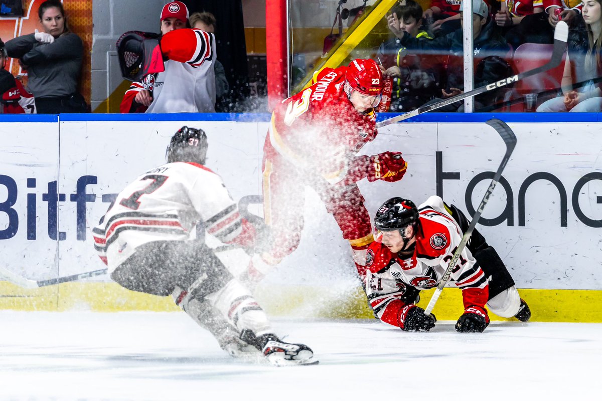 We head into the first intermission with a scoreless draw. Shots are 16-9 in favor of the @VoltigeursDRU. #QPlayoffs | 📊 chl.ca/lhjmq/en/gamec…