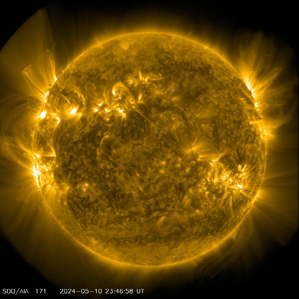 SkyAlertMx's tweet photo. La #tormentaGeomagnetica sigue en aumento. 
De acuerdo al Space Weather Prediction Center (NOAA), alcanzó la categoría G5 considerada como extrema.

Además, el índice KP, relacionado con las auroras, alcanzó nivel 11 lo cual sugiere que podrán ser observadas incluso hasta latitudes medias como el norte de México. 

Crédito foto desde Barcelona: @MiguelMeteo
