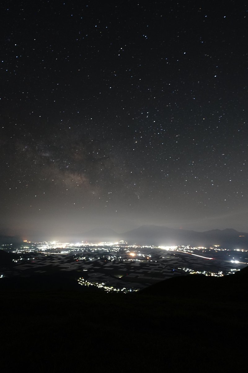 昨日は久しぶりの快晴だったので、仕事が終わって星を見に行ってきました💫 写真は練習の撮って出しですけど、赤道儀のスイッチを入れ忘れてたせいで、やっぱり星が流れてる😭 📅 2024年5月 🏠 #熊本 #阿蘇 📸 ケロロ将軍🐸