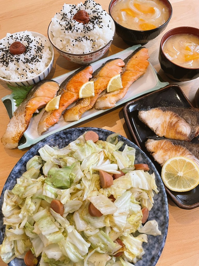 うちの朝ごはん、彩りないけど焼き魚好き。肉の代わりにウィンナで野菜炒め。