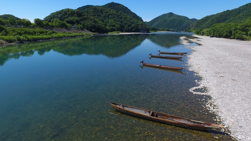 Japanese fishermen have used trained cormorants 🐦 to catch ayu (sweetfish) for 1300 years! Starting on May 11 along #Gifu Prefecture's Nagara River, this time-honored "ukai" method boosts tourism while locals maintain the river.
giahs-ayu.jp/en

#GlobalGoals
#SDGs