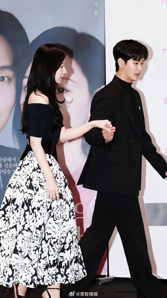 This is the best capture of how perfect the main couple visual at the press conference  (this my opinion) even the shadow capture the best shape of how match they are side by side  holding hand like a gentleman prince and princess