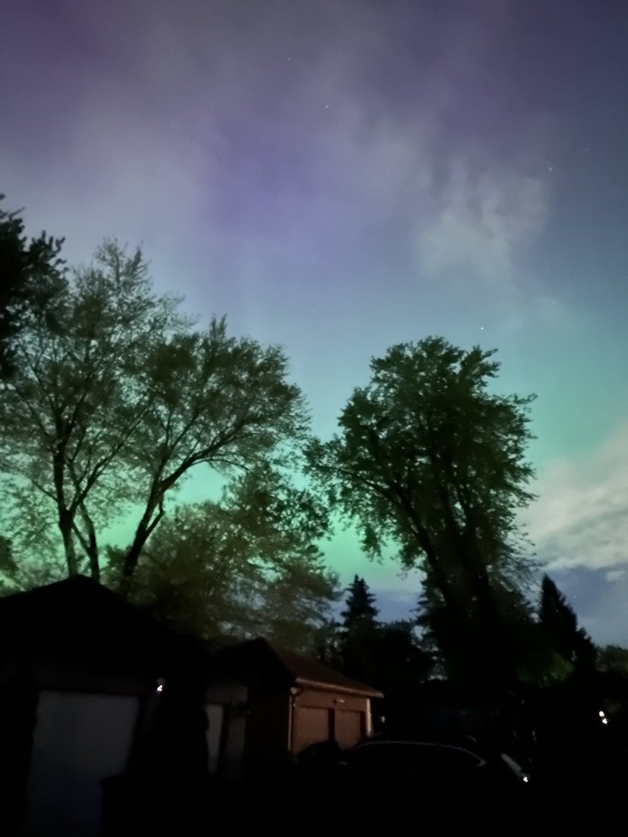 LoeFamilyLoves's tweet photo. AHH Northern Lights!  West Hartford CT USA

Aurora Borealis Solar Storm https://t.co/DyzJn42UuJ