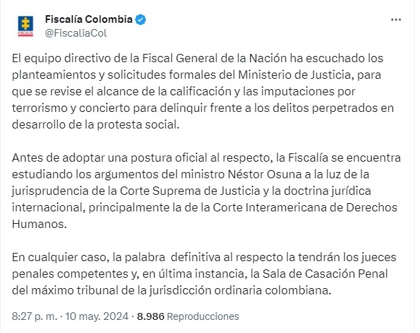 La @FiscaliaCol informó que se encuentra estudiando la solicitud del @MinjusticiaCo para que se revise el alcance de las imputaciones por delitos relacionados con el estallido social. “La palabra definitiva la tendrán los jueces penales y la @CorteSupremaJ. Vía @CaracolRadio