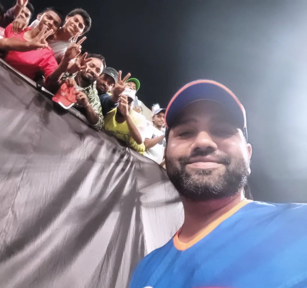 Rohit Sharma taking selfies with fans. ❤️

- Hitman is always there for fans.
