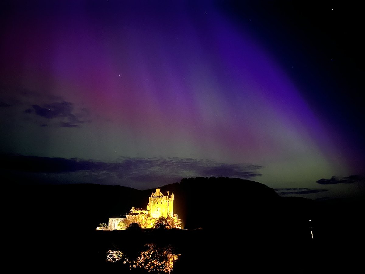 So glad I nipped out tonight, what a sight! #Aurora #EileanDonanCastle #Scotland