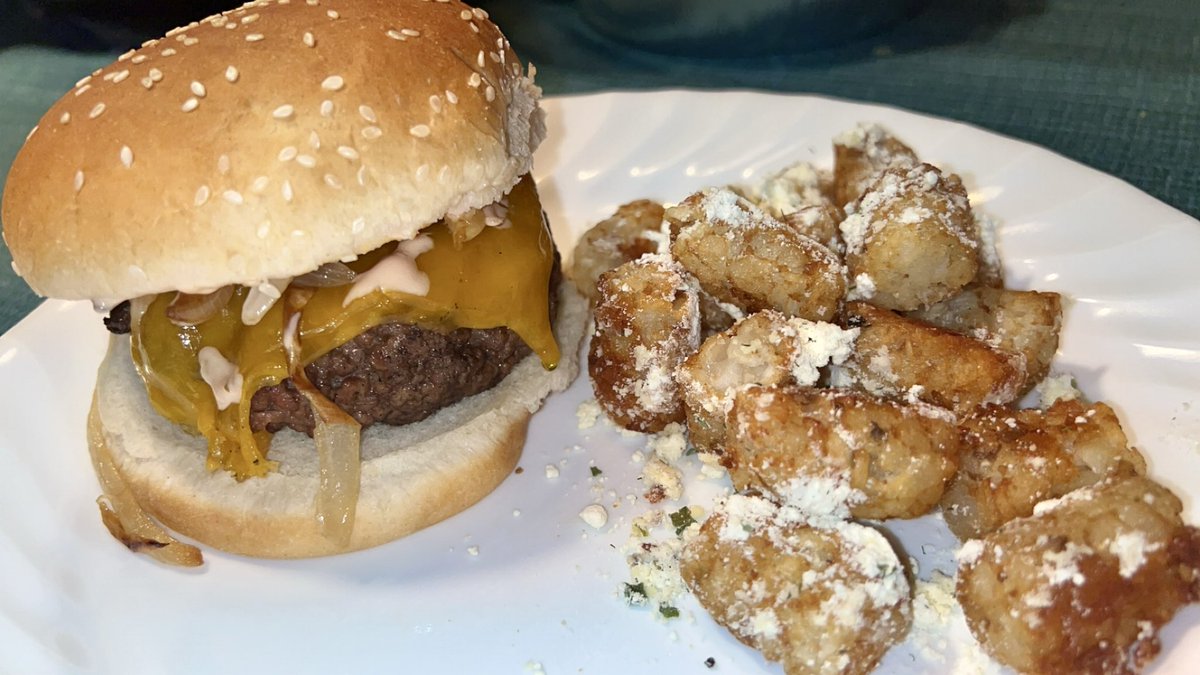 Oklahoma style s’mack burgers with ranch flavored tater tots @rachaelray instagram.com/p/C6zqubLPkrb/…